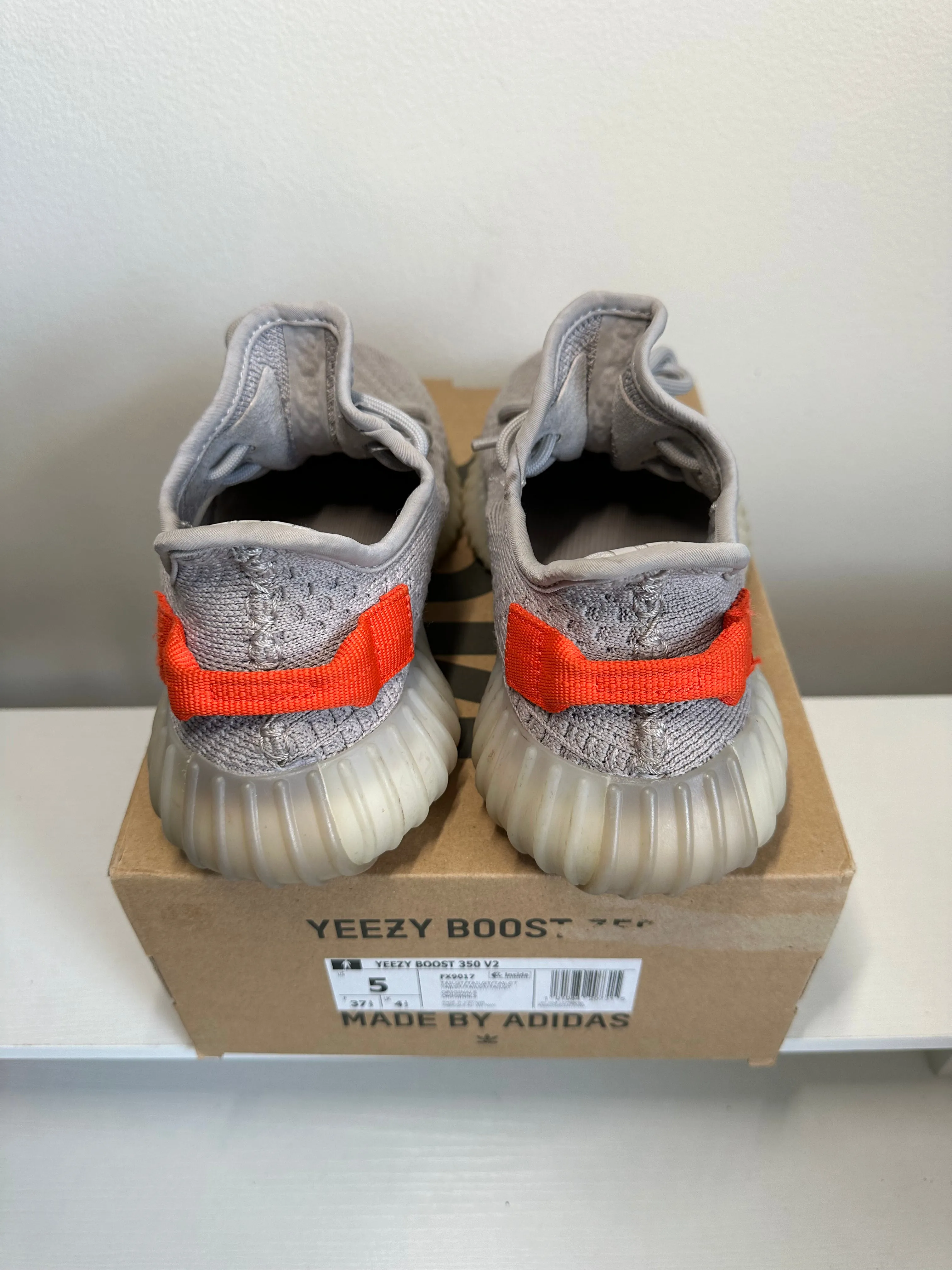 adidas Yeezy Boost 350 V2 Tail Light *pre-owned* (SIZE 5Y)