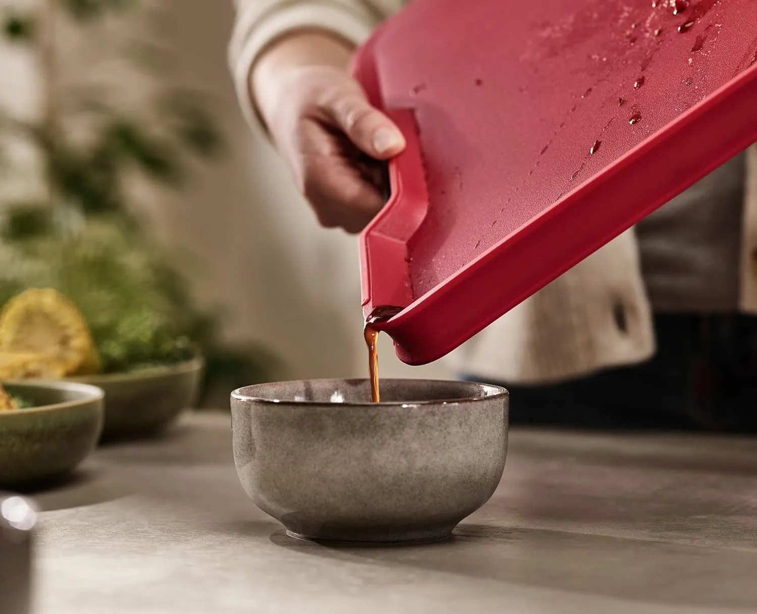 Joseph Joseph Cut&Carve Plus - Non-Slip, Multi-Function, Double-Sided Cutting Board for Food Preparation and Carving- Dishwasher Safe, Red