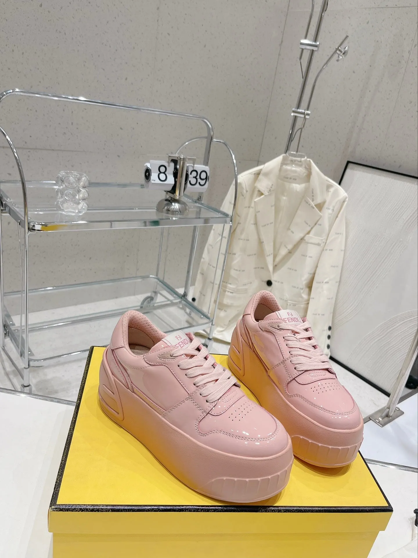 LOW-TOP Rapid shipping IN LIGHT CALFSKIN FENDI FENDI Wide array PINK TRAINER
