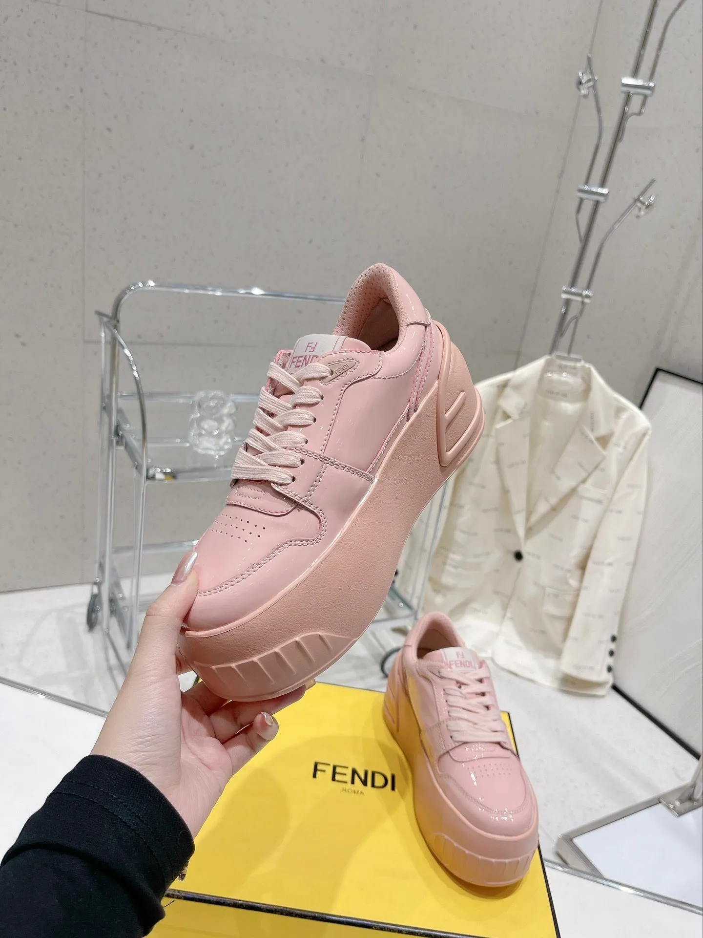 LOW-TOP Rapid shipping IN LIGHT CALFSKIN FENDI FENDI Wide array PINK TRAINER