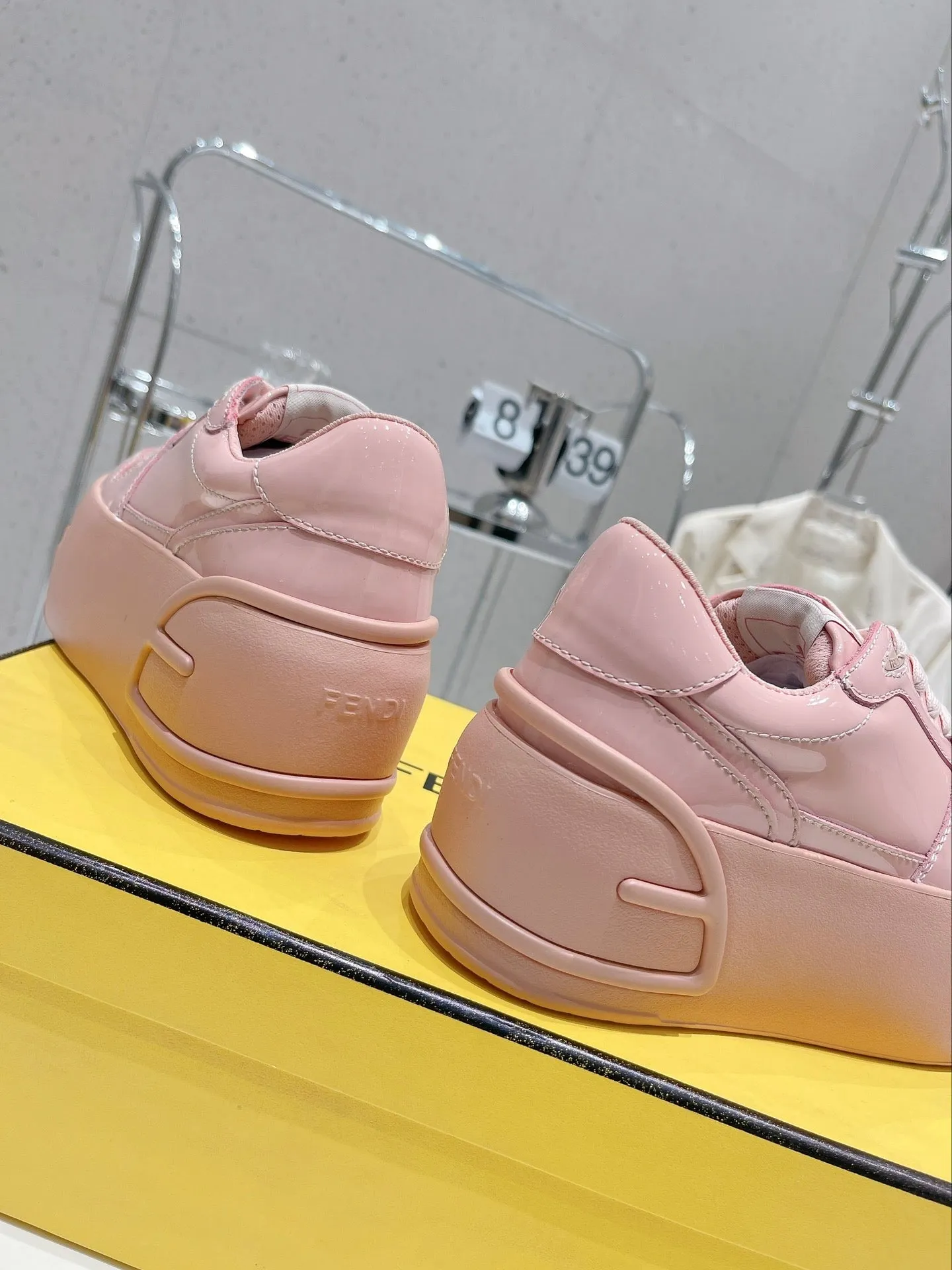 LOW-TOP Rapid shipping IN LIGHT CALFSKIN FENDI FENDI Wide array PINK TRAINER