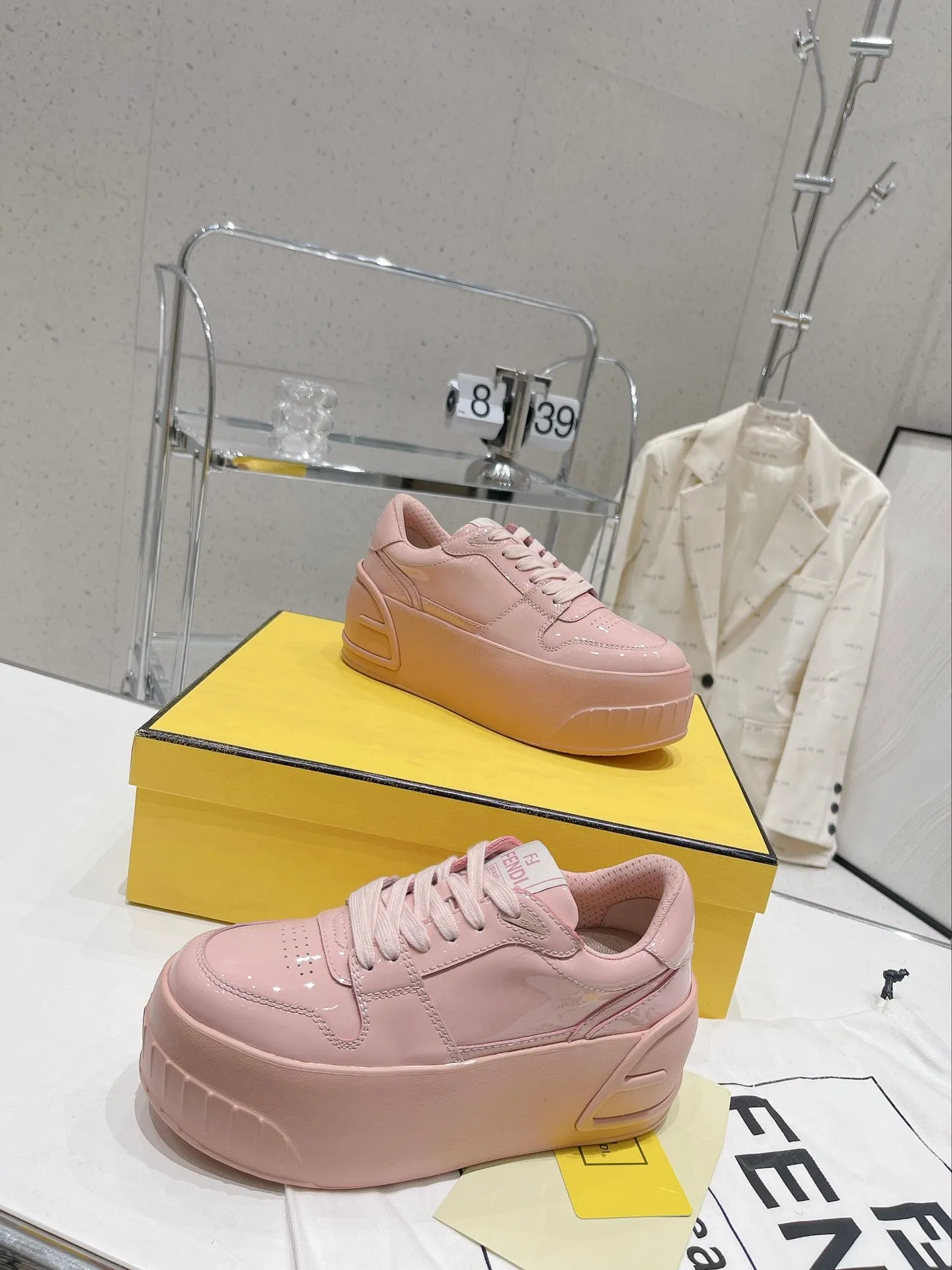 LOW-TOP Rapid shipping IN LIGHT CALFSKIN FENDI FENDI Wide array PINK TRAINER