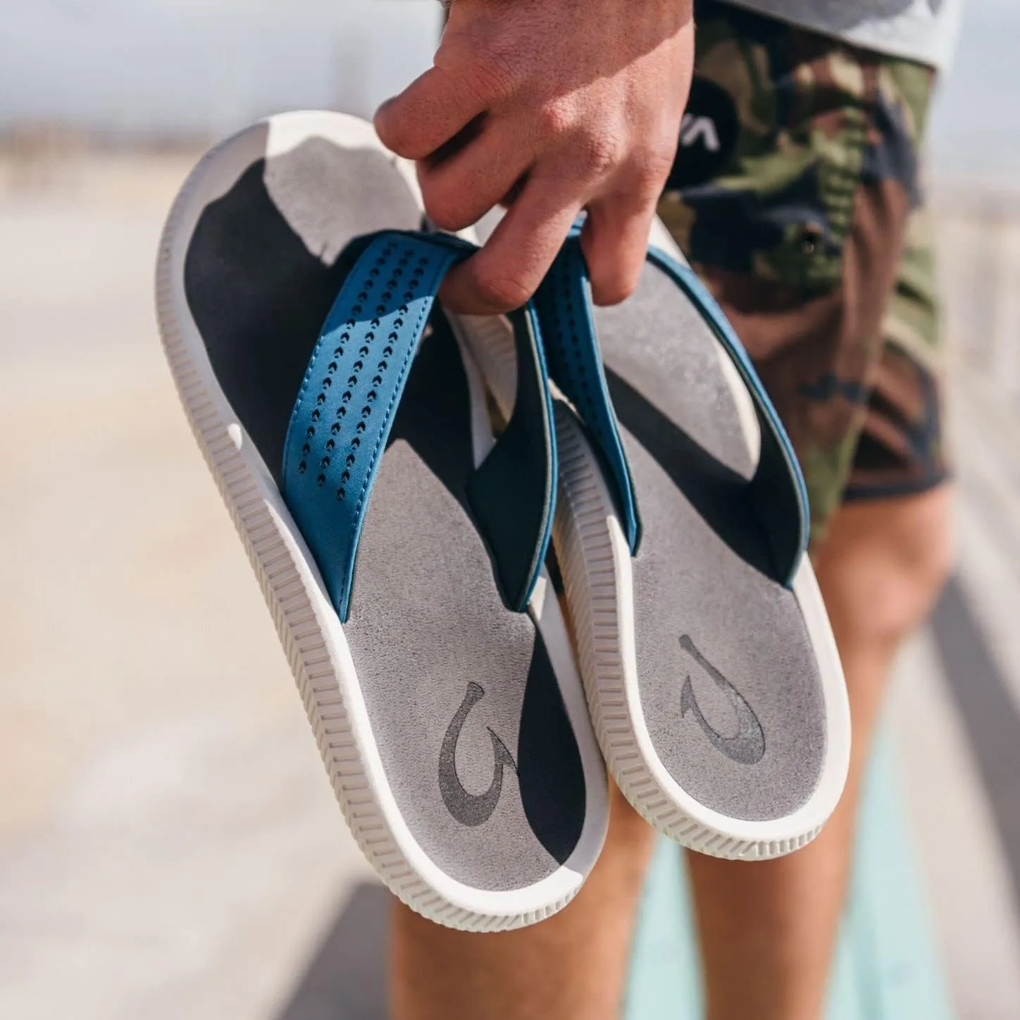 OLUKAI Ulele Men's Beach Sandals, Water Resistant Flip Flops, Arch Support & Comfort Fit, Lightweight & Durable, Enhanced Grip & Traction