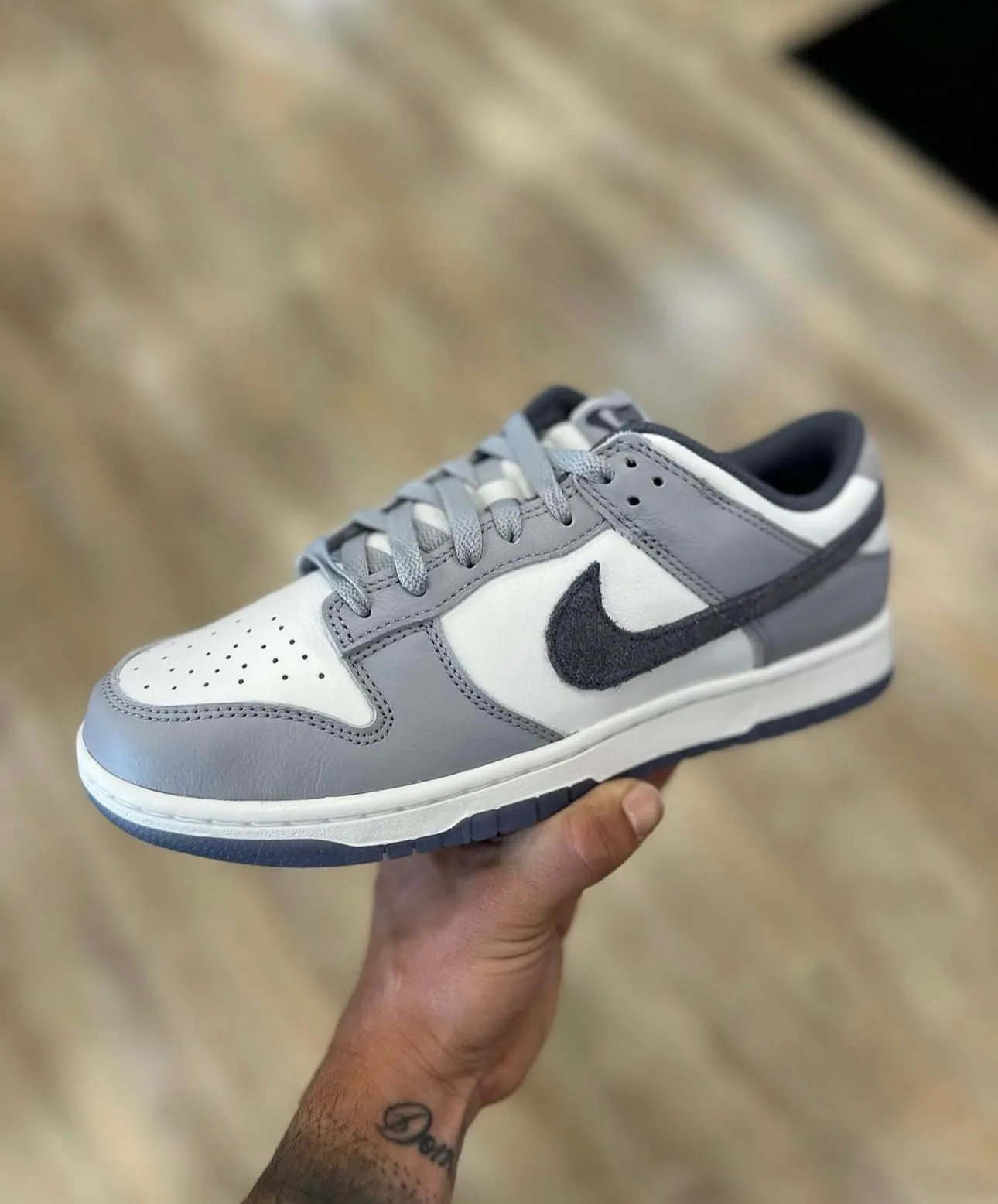 "Nike SB Dunk Low SE Light Carbon – Timeless Style, Modern Edge, OG Box Included!"