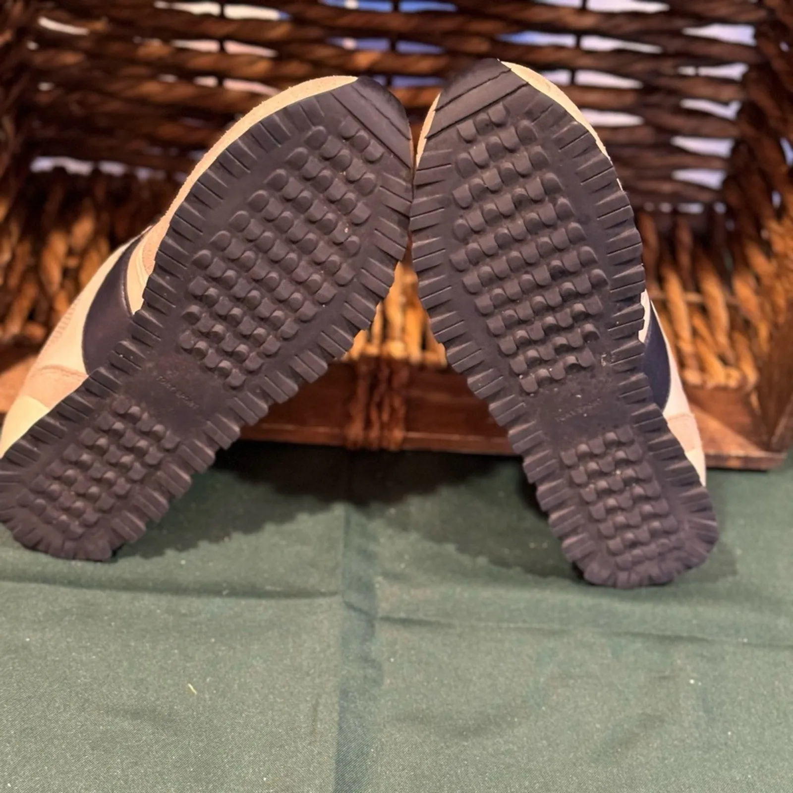 sport 8 Tory tennis size shoe Sleek and smooth Men's Clean lines