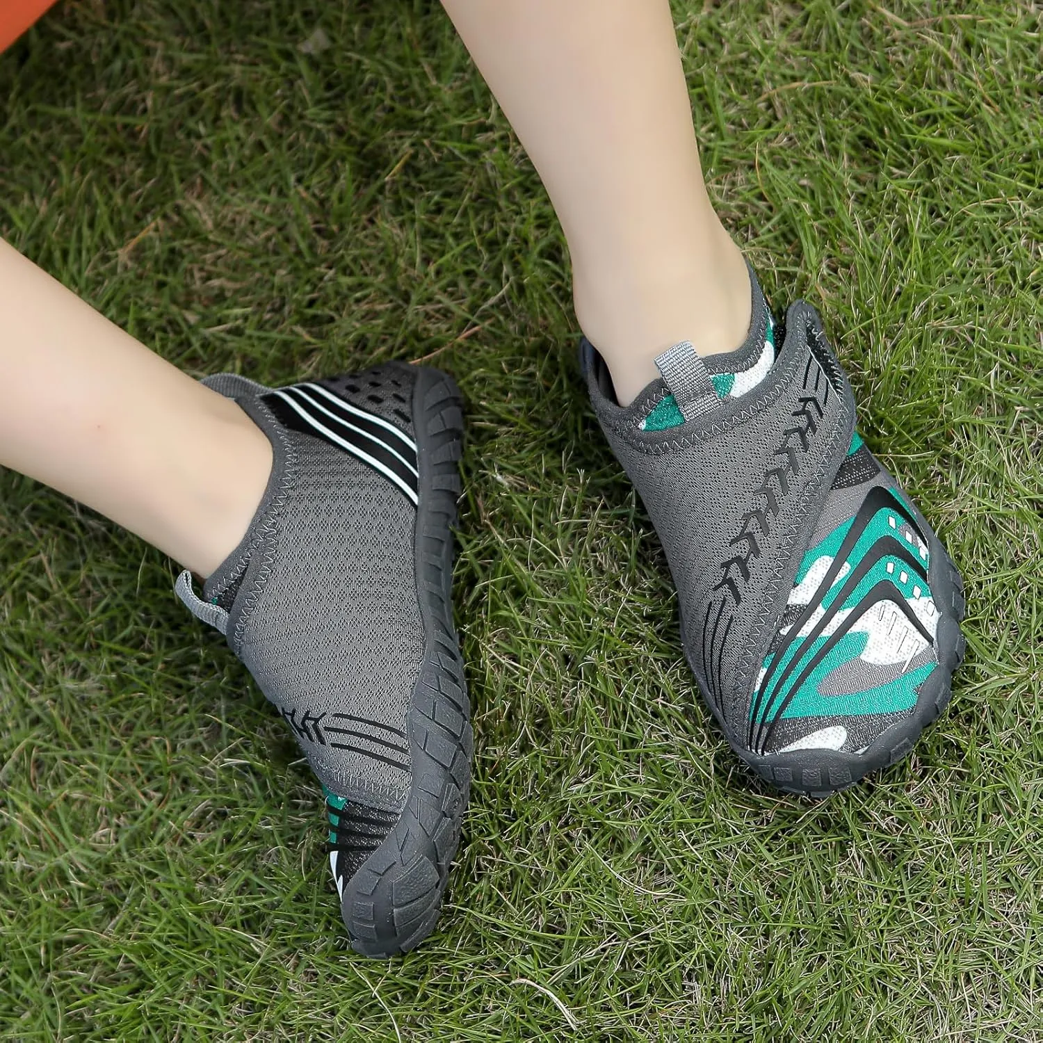 UBFEN Water Shoes for Kids Boys Girls Aqua Socks Barefoot Beach Sports Swim Pool Quick Dry Lightweight Toddler Little Big Kid
